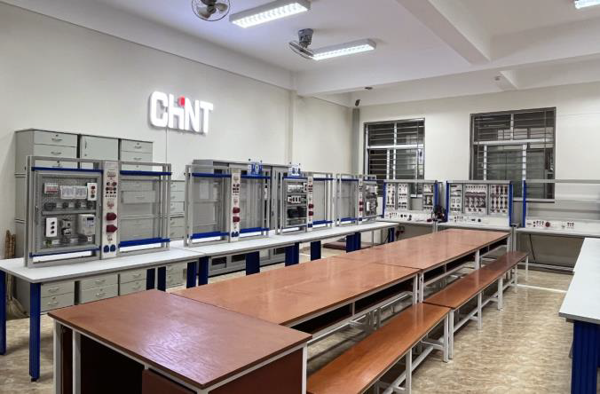 Smart low-voltage distribution laboratory at Nha Trang College of Technology equipped with CHINT electrical panels and energy management training systems.